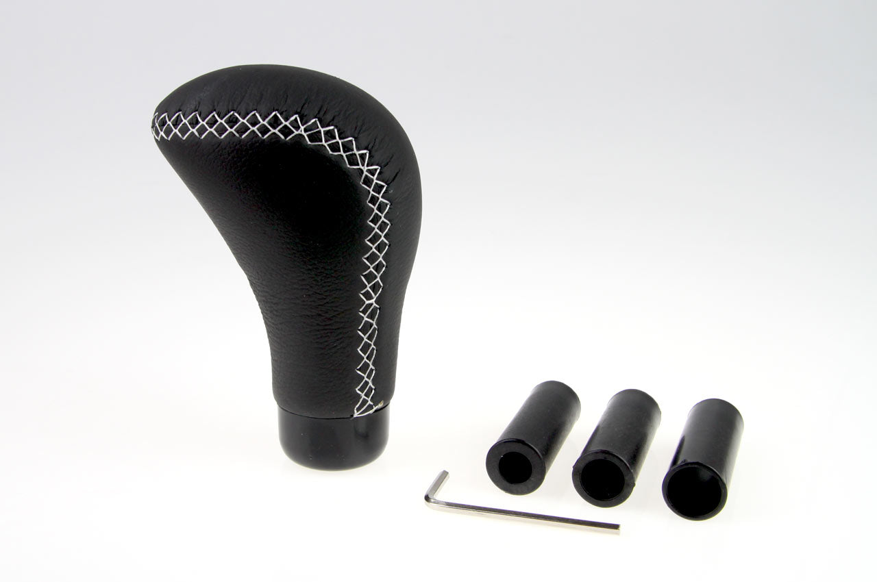 Pomo de cambio universal con adaptadores para diferentes dimensiones de la palanca de cambios