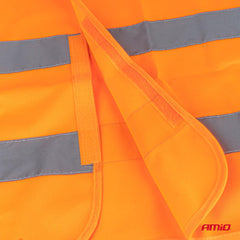 Detalle de las bandas reflectantes en el chaleco reflectante naranja
