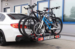 Cykelholder med tiltbar platform til tre cykler