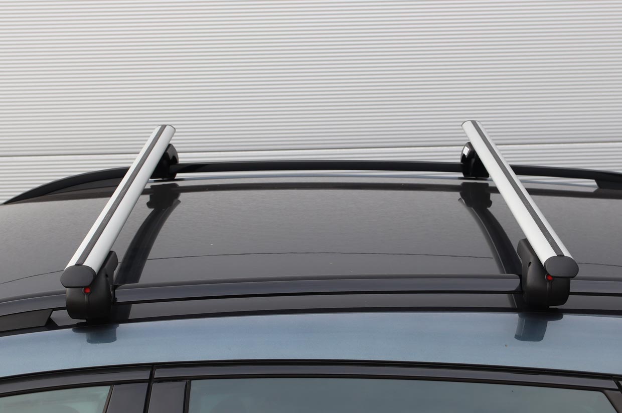 Montaje de barras transversales de aluminio en barras longitudinales elevadas