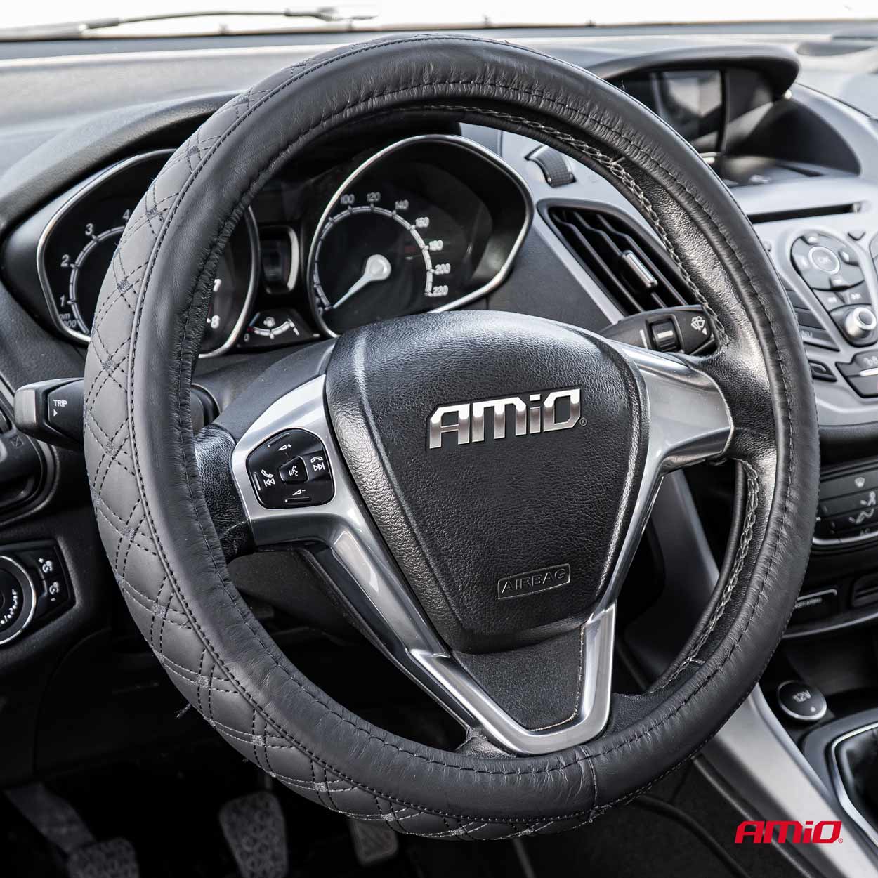 Funda para volante de cuero auténtico durante el montaje