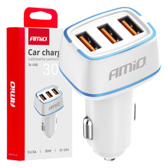 Hvid USB-billader til bil med tre USB-A-porte