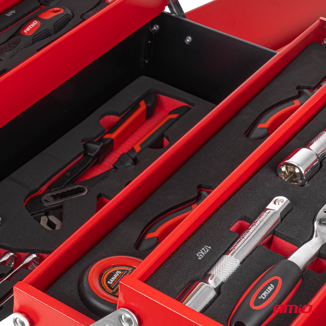 Caja de herramientas con llaves fijas y herramientas manuales