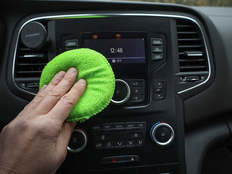 Pinzas con puntas de microfibra para salidas de aire en el kit de detailing