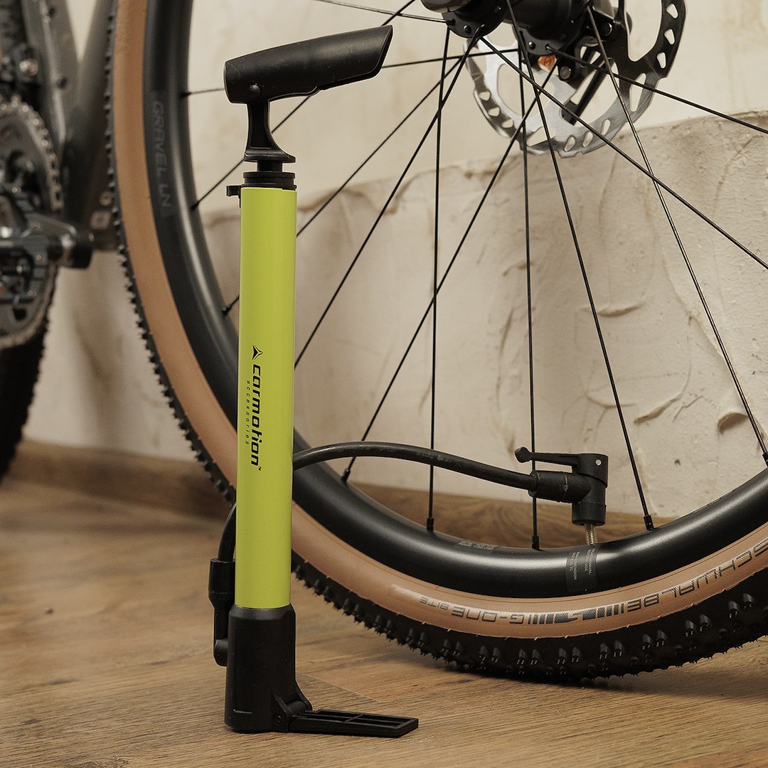Minibomba con adaptadores y soporte para bicicleta