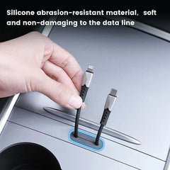 USB Hub til Tesla Model 3/Y (2021–2023) med silicone materiale, der beskytter datakabler.